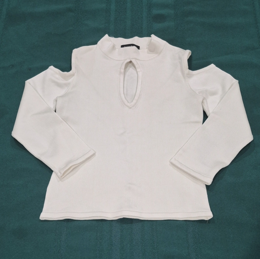 Bebe White Cold Shoulder Key Hole Front Mock Neck Cropped Knit Top - XS.
